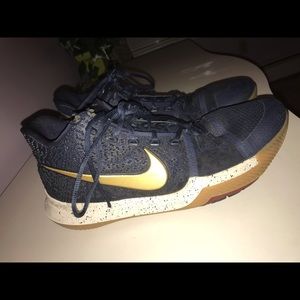 Men’s kyrie 3 basketball shoes